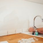 un plombier pour l’installation sanitaire