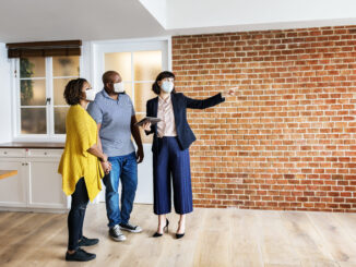 Jeune famille en négociation du prix d'un appartement à Paris 1