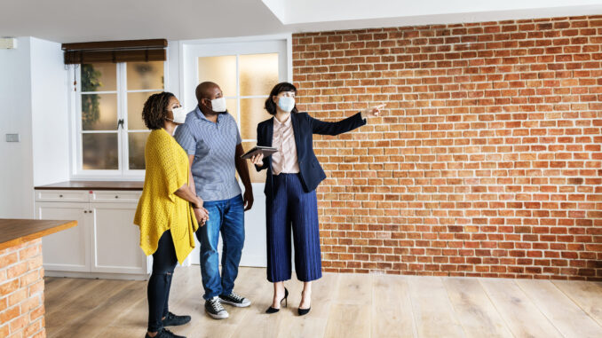 Jeune famille en négociation du prix d'un appartement à Paris 1