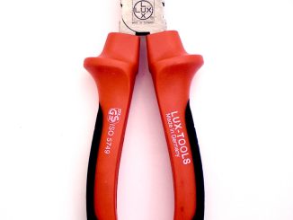 une paire de pinces rouges et noires sur fond blanc